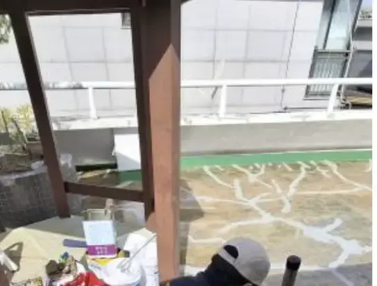 부분 무기질 보강 후 방배동 옥상 전체에 우레탄 하도를 시공한 모습