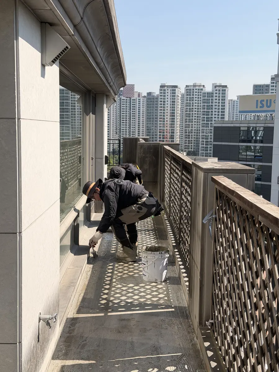 정리된 반포동 발코니 바닥에 무기질 방수재를 시공하는 모습