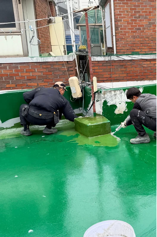 흑석동 옥상 바닥과 벽체 경계에 코킹한 모습