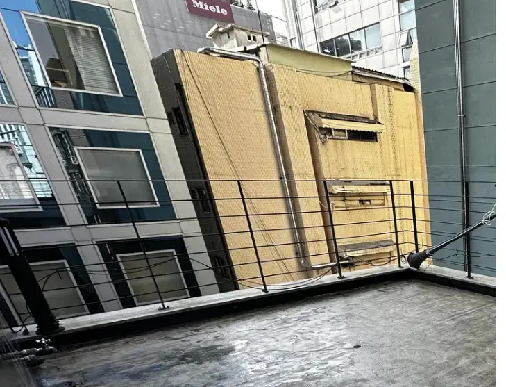 면갈이를 마친 논현동 빌딩 옥상에 하도를 시공하는 모습