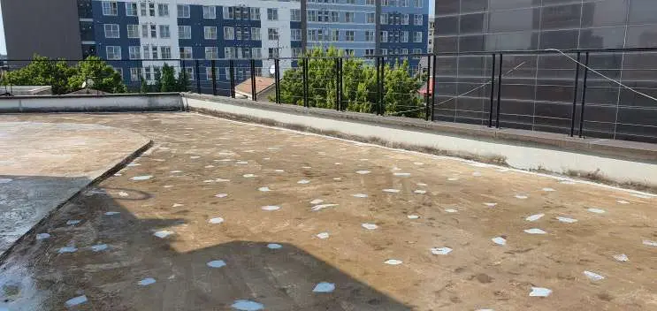 데크 철거 후 앵커 자국이 드러난 마포구 상가 옥상