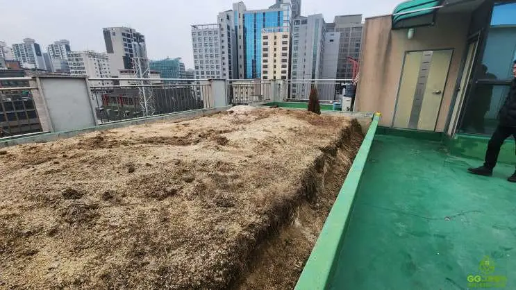 관악구 봉천동 빌라 옥상에 설치된 대형 화단