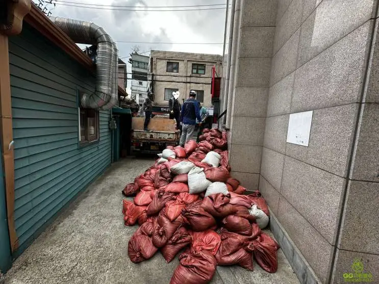 봉천동 옥상 화단에서 반출한 흙과 철거 폐기물