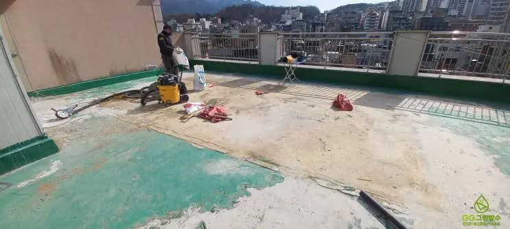 화단 철거 후 봉천동 옥상 바닥을 면갈이하는 모습