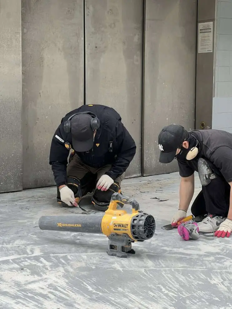 양천구 교육시설 주차장의 기존 우레탄 상도를 면갈이하는 모습
