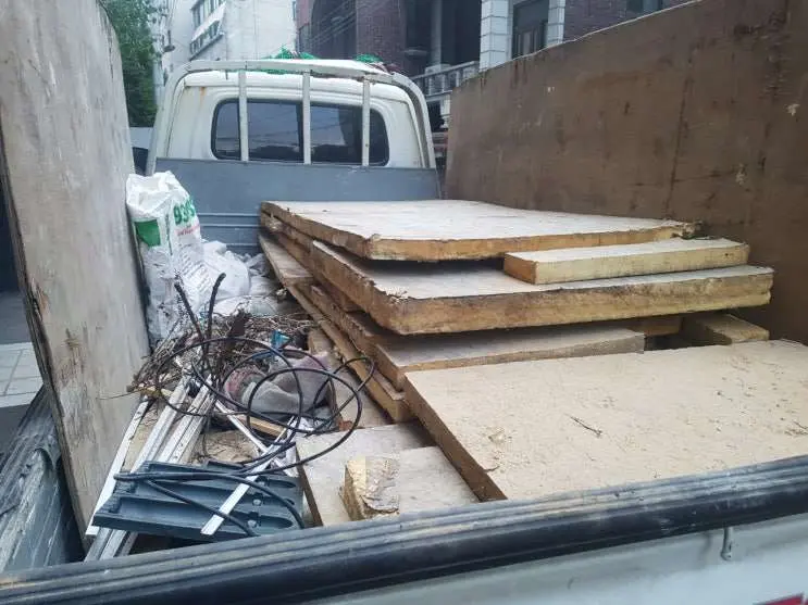 수유동 빌라 화단 흙 아래에서 나온 건설 폐기물