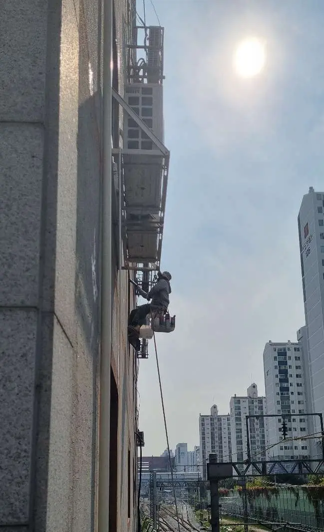 드라이비트 외벽 구간의 로프 접근 작업