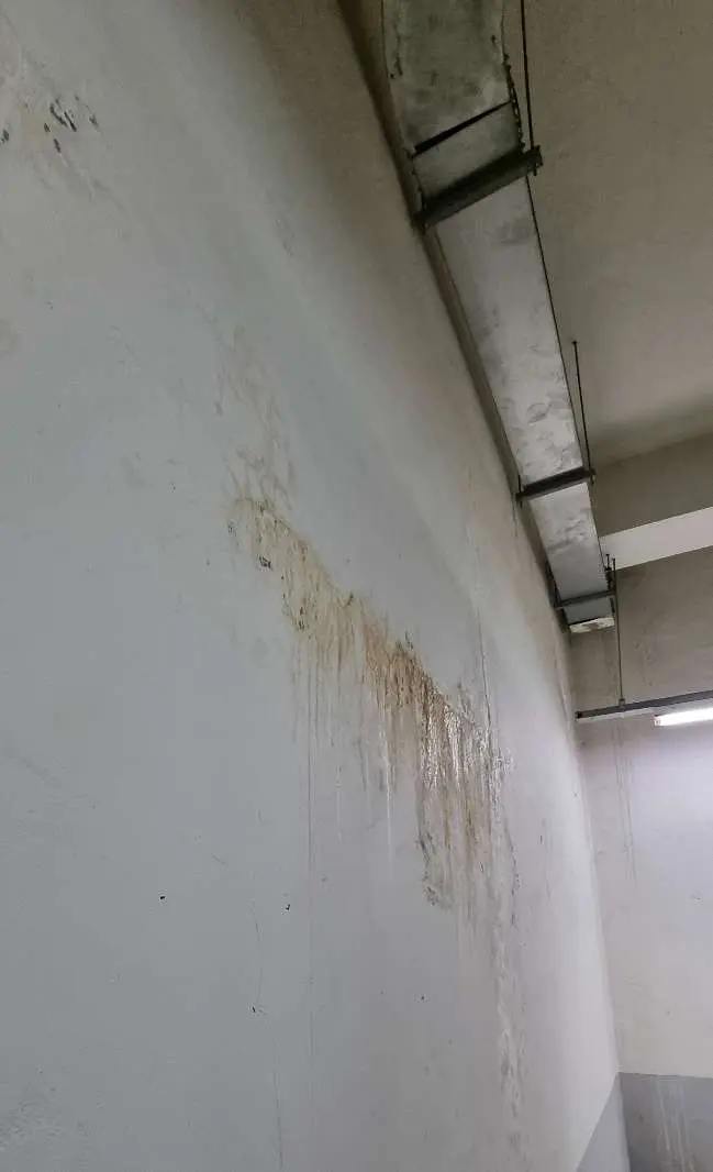 김포 상가건물 지하 벽면에 길게 남은 누수 자국