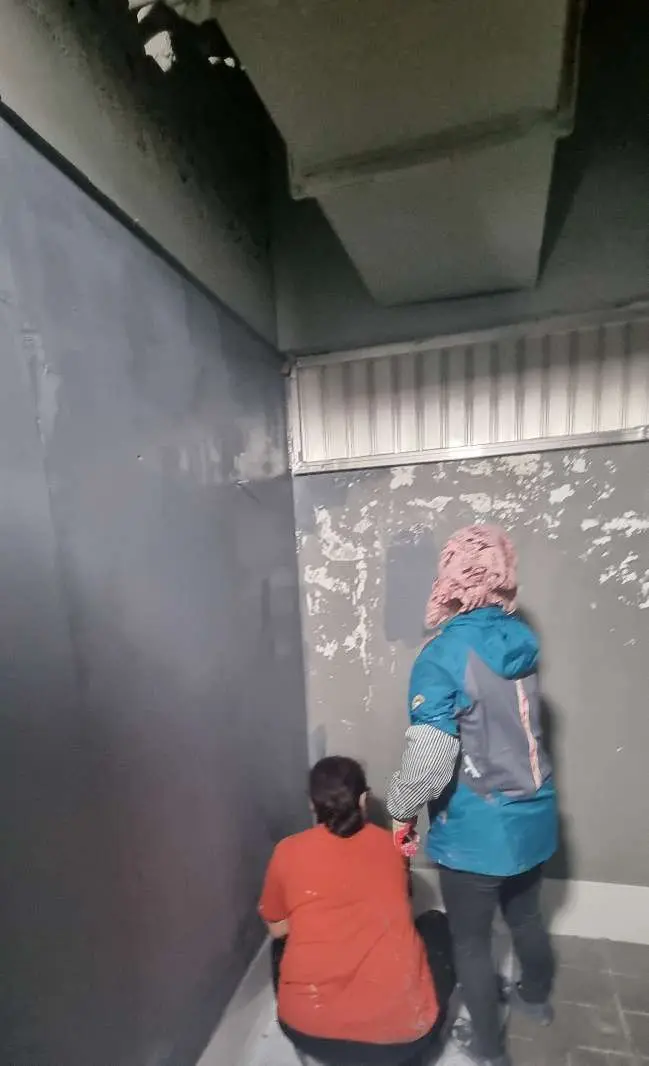 인젝션 뒤 벽면을 정리하고 마감하는 김포 지하 공간