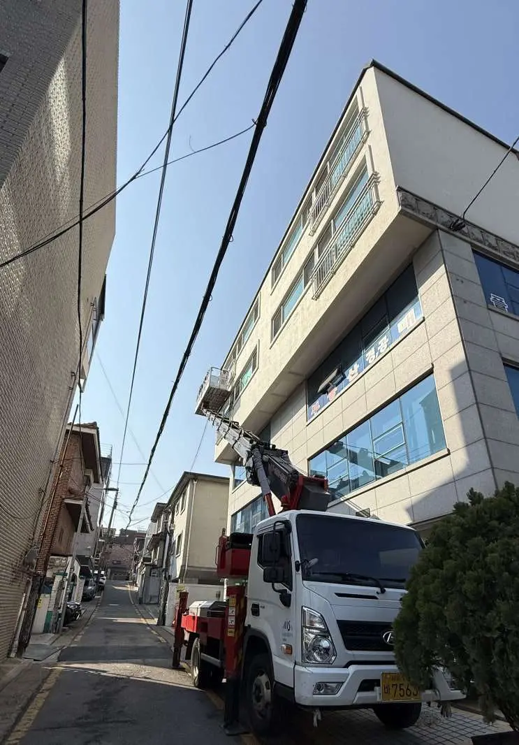 상부 드라이비트와 창틀 주변의 고소장비 접근