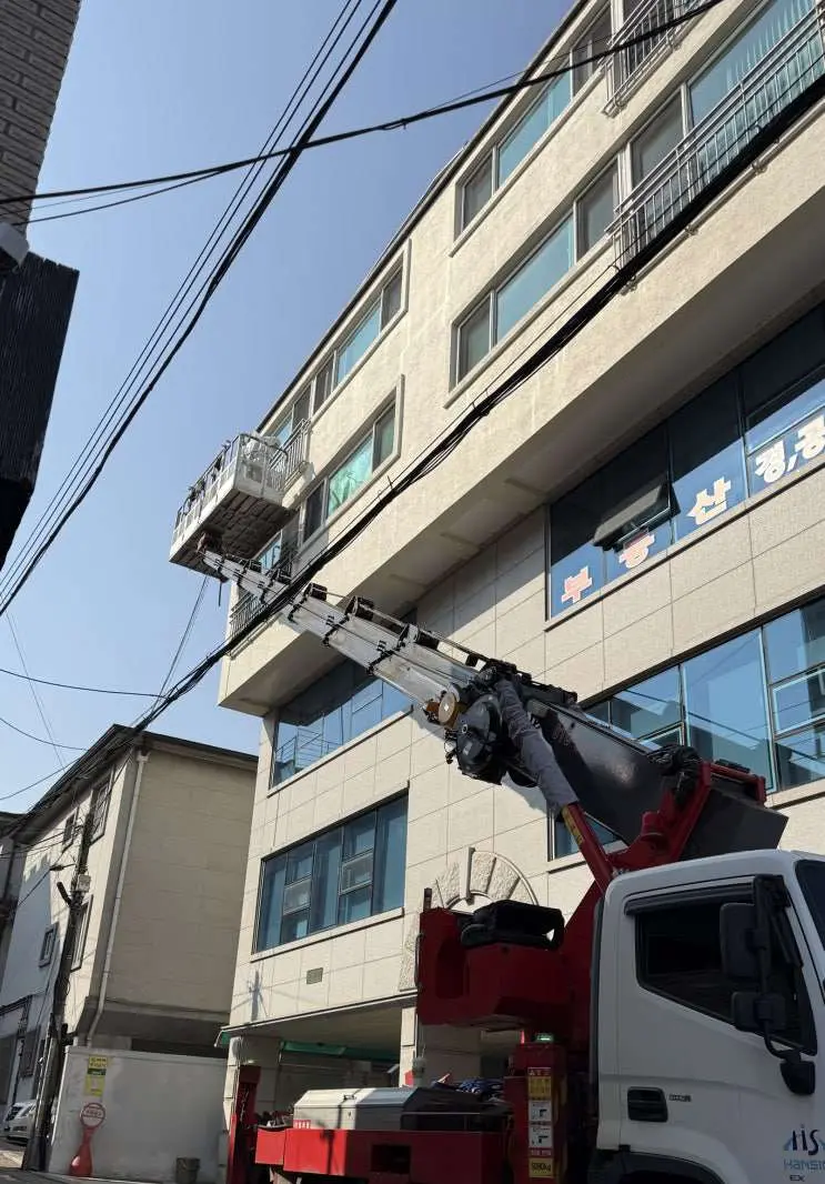 아래층 석재 외벽과 창틀 주변 작업 구간