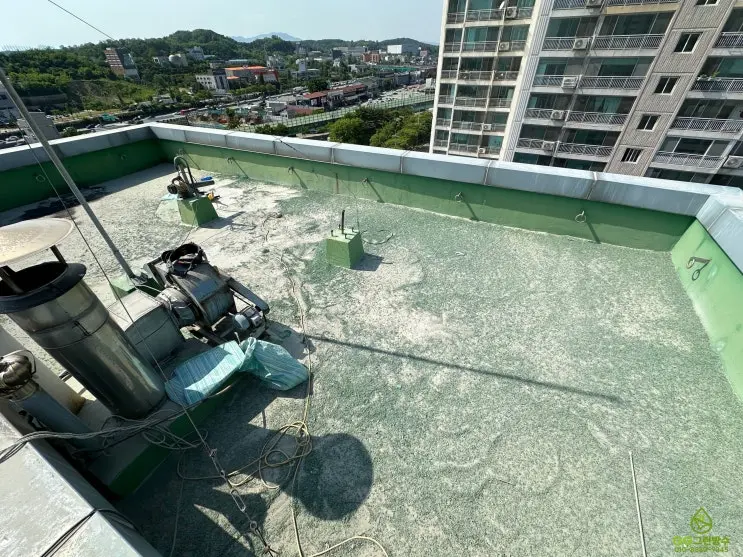 용인시 회사 건물 옥상 바닥을 면갈이하는 모습