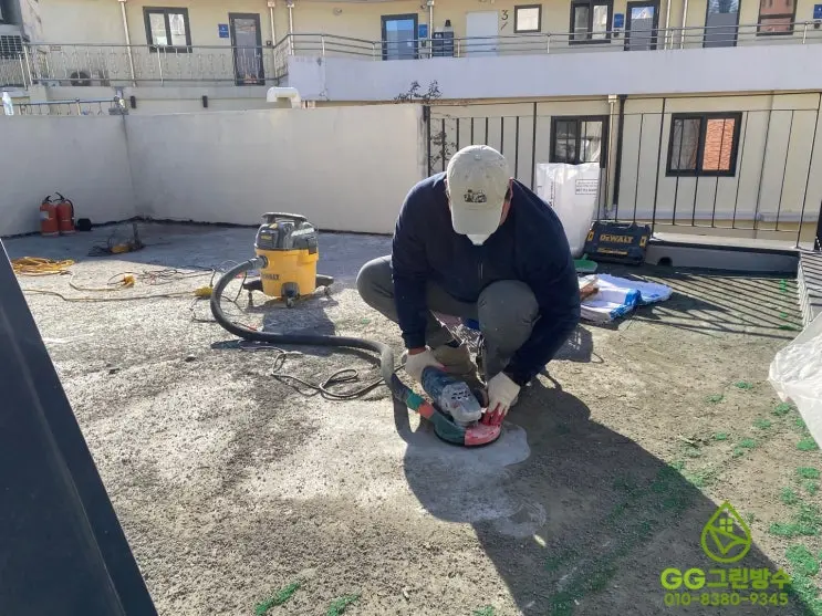 철거를 마친 청파동 옥상 바닥을 면갈이하는 모습