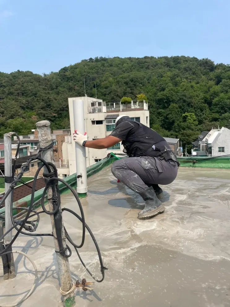 한남동 옥탑 바닥에 무기질 방수로 구배를 만드는 모습