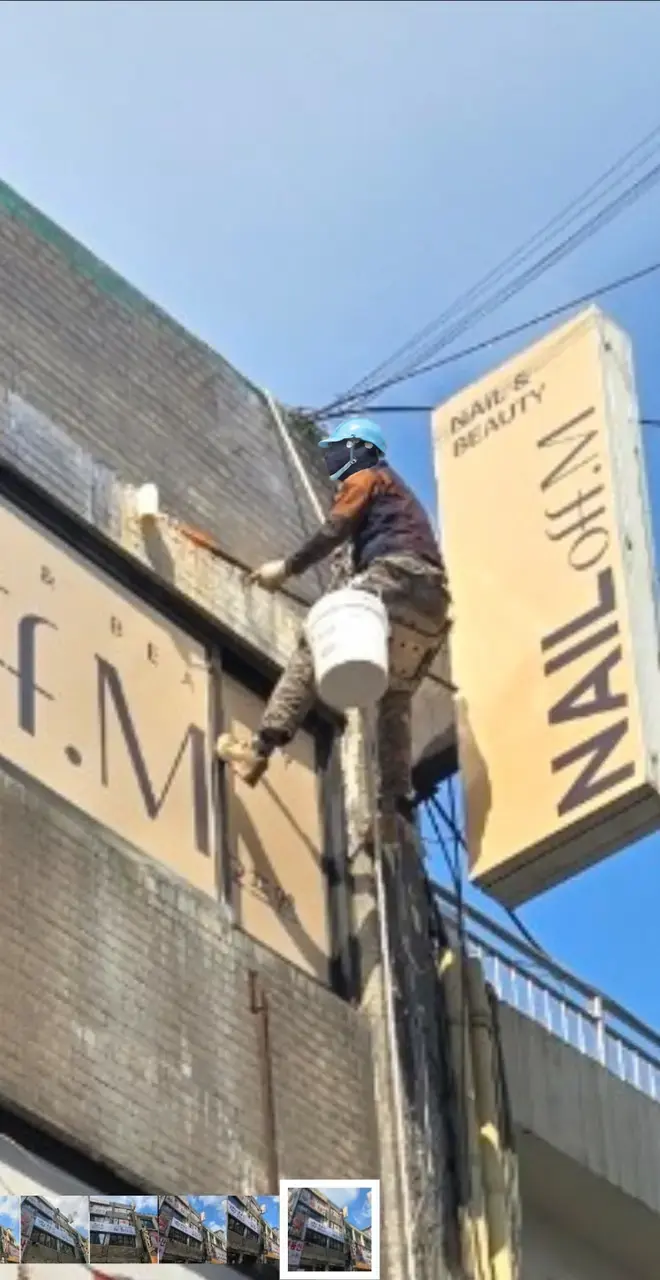 명동 건물 외벽 균열을 로프에서 퍼티와 실리콘으로 보수하는 모습