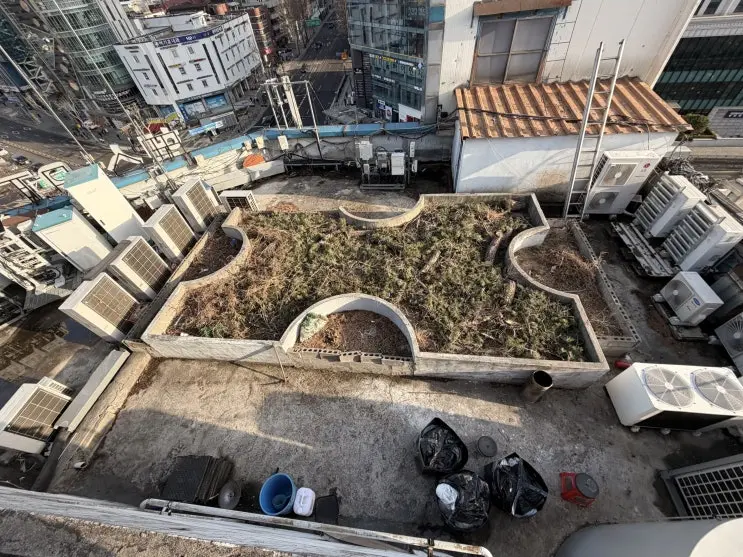 서초구 방배동 빌딩 옥상의 실외기와 전선이 밀집한 바닥