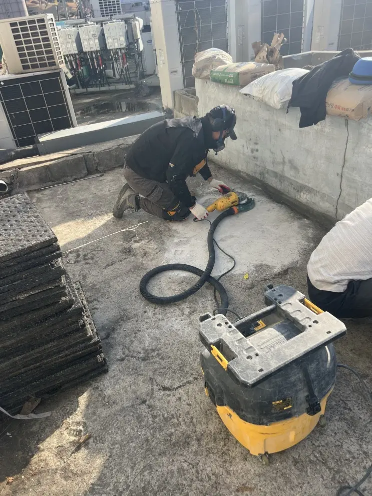 방배동 빌딩 옥상 바닥을 기계로 면갈이하는 모습