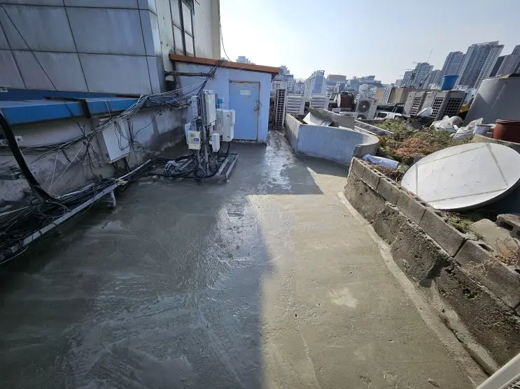 무기질 방수로 구배를 정리한 방배동 빌딩 옥상