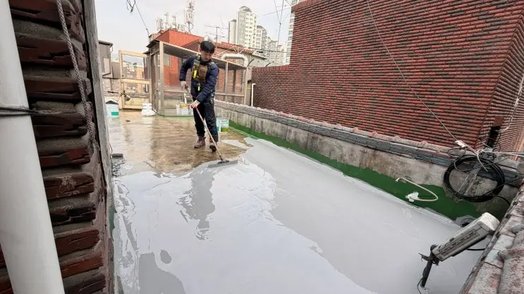 월곡동 옥상에 우레탄 중도를 시공하는 모습