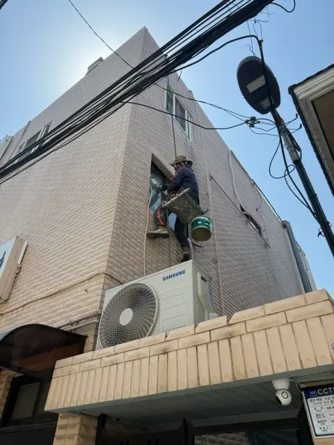강북구 미아동 의원 건물 외벽을 로프로 작업하는 모습