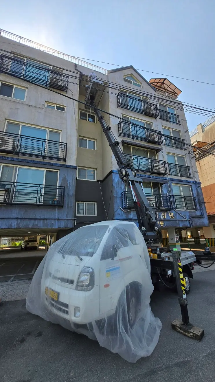 포천시 다세대주택 외벽 작업을 위한 고소장비와 차량 보양