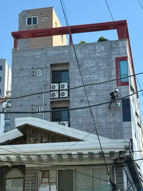 부평구 상업건물 드라이비트 외벽의 균열과 창호 주변