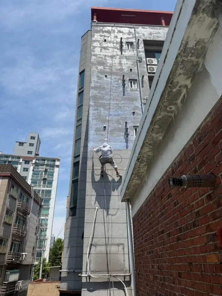 인천 부평구 상업건물 외벽을 로프로 작업하는 모습
