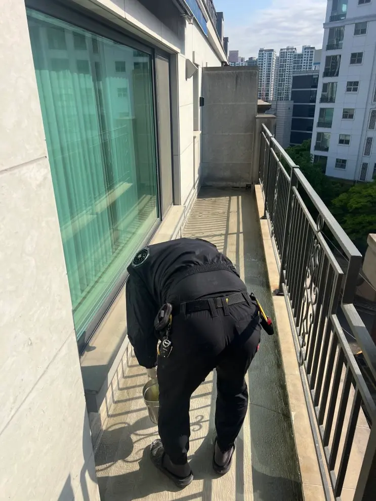반포동 테라스 바닥에 무기질 방수층을 시공하는 모습