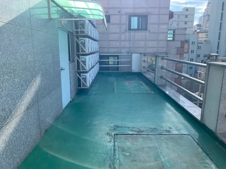 금천구 독산동 건물 옥상의 노후 녹색 우레탄 방수층