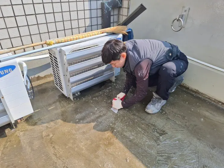서초구 옥상 배수구와 벽체 하단의 취약부를 보수하는 모습