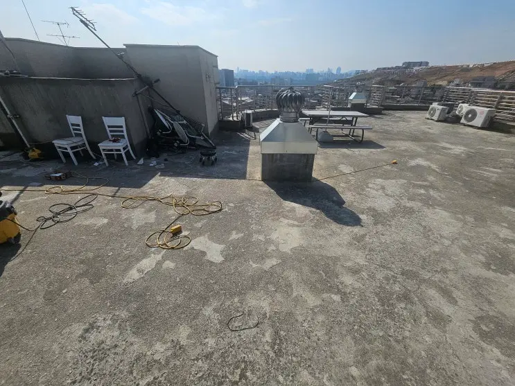 기존 방수층 없이 콘크리트가 그대로 노출돼 있던 시공 전 옥상입니다