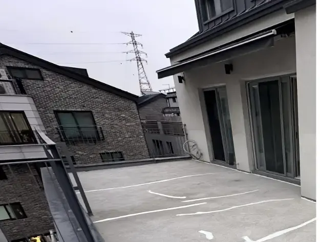 위례신도시 주택 테라스 코너부 바탕을 건조하고 크랙을 보수한 모습