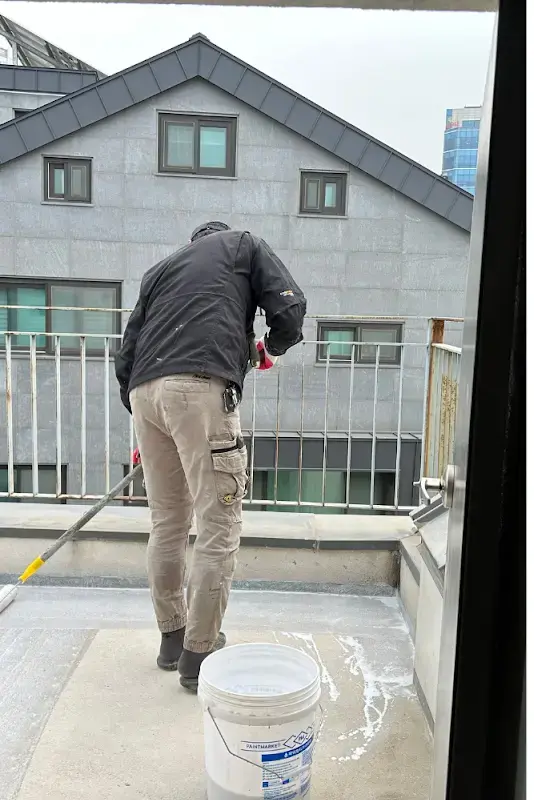 위례신도시 주택 테라스와 옥탑 바탕에 수성 하도를 시공한 모습