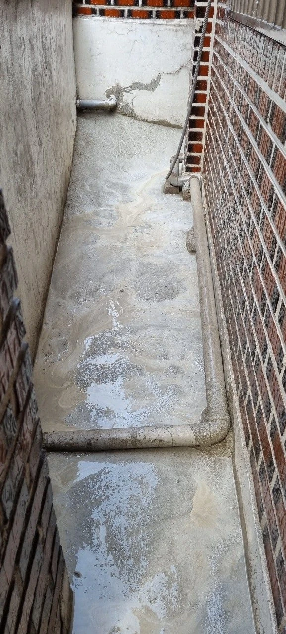 답십리 현장의 건물 둘레와 배관 주변을 시공한 모습입니다.