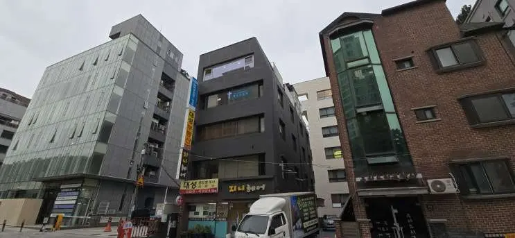 외벽 도장 전 주황색 외벽이 보이는 방배동 다세대주택 전경